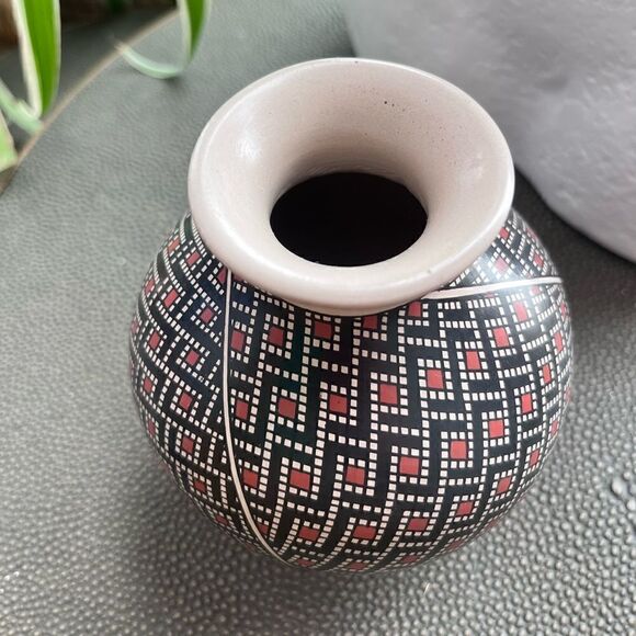 Mata Ortiz Pottery | Handmade Painted and Etched small vase by Tati Ortiz - Picture 2 of 7